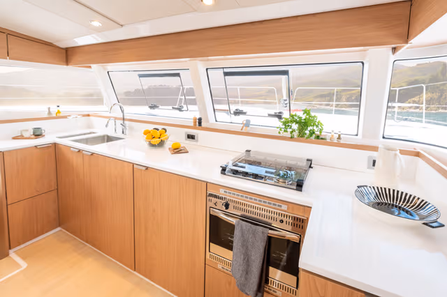 2_Kitchen_with_hob_and_oven_c16133e932