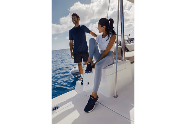 2_Man_and_woman_in_sportswear_on_the_boat_4410a966d2