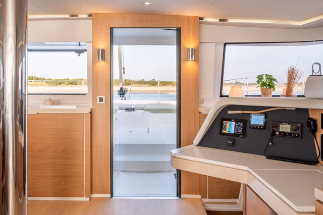4_Chart_table_and_open_door_to_the_foredeck_1a3155b3a4