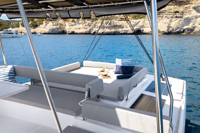 4_Flybridge_rest_area_with_view_of_solar_panels_7183c395bf