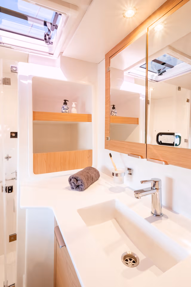6_Bathroom_sink_and_storage_7e66aaa060