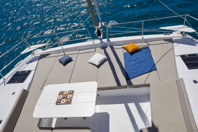 6_Top_view_of_foredeck_and_table_05c1a4f606