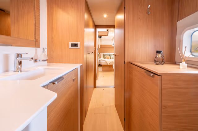 7_Double_bed_owner_cabin_view_Bathroom_46f897de8f