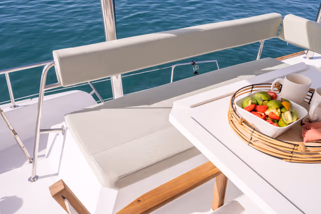 7_Zoom_flybridge_bench_and_table_00327b4be2