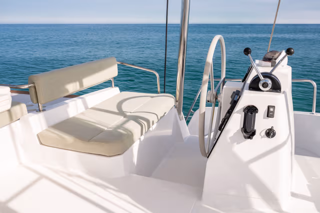 8_Navigation_station_helm_and_flybridge_seat_0a7b5f56a6