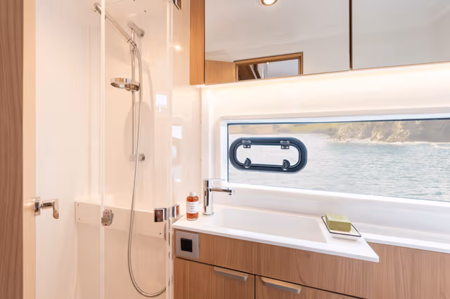 9_Bathroom_view_with_sea_view_42cfc3cdab