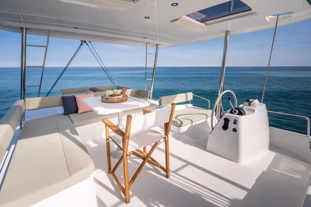 9_Overview_of_the_flybridge_da9ea8bada