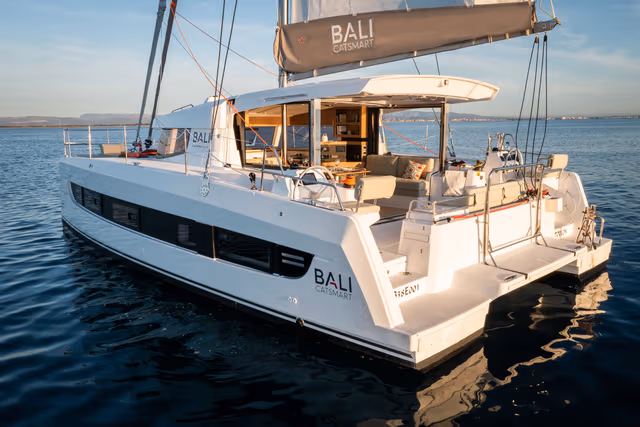 9_Rear_view_of_the_Castmart_at_sea_bff59efd52
